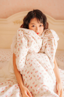 美女扒开粉嫩的尿口